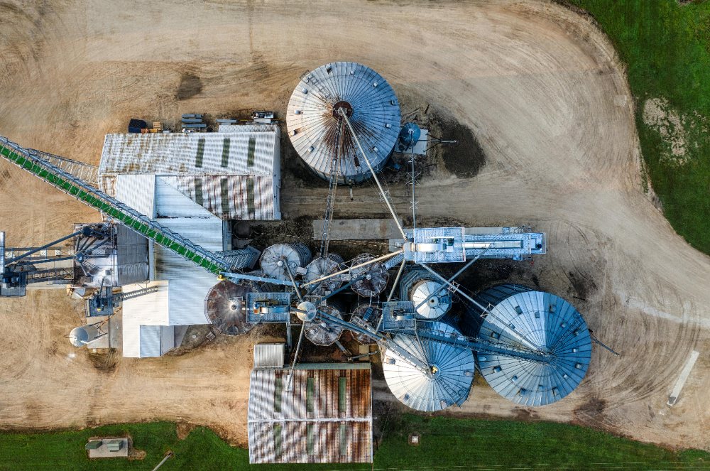 Vista aérea de silos de grãos e armazenagem agrícola