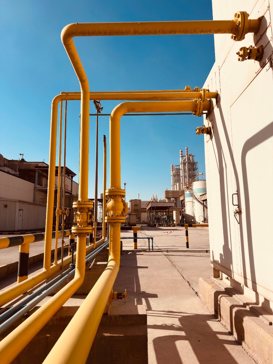 Tubulações de gás em planta industrial de energia