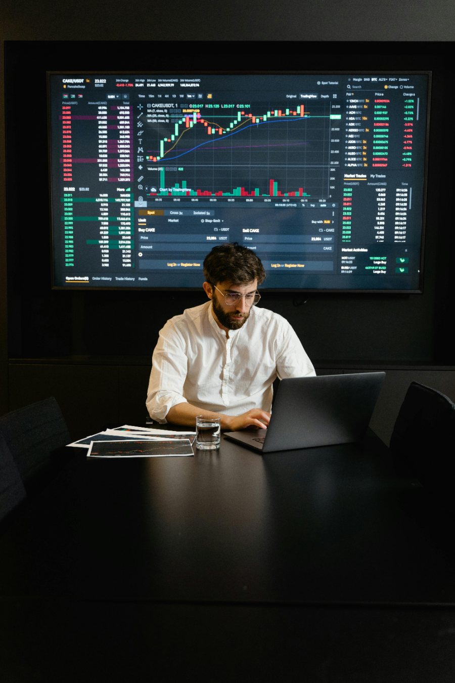Analista de mercado com painéis de gráficos e dados