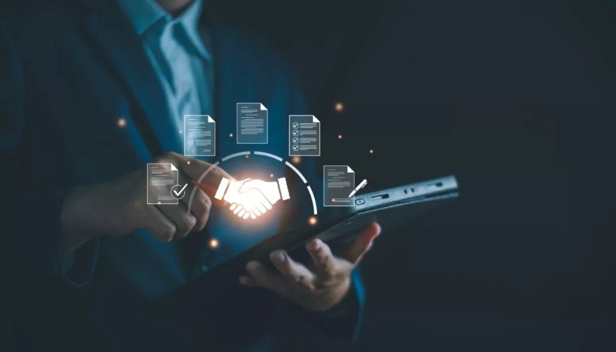 Executivo com tablet e ícones de contrato e aperto de mãos digital